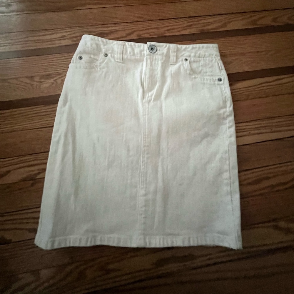 Vineyard Vines white denim skirt (size 6)